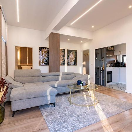 Golden View - Breathtaking Location In Bucharest Apartment Bagian luar foto
